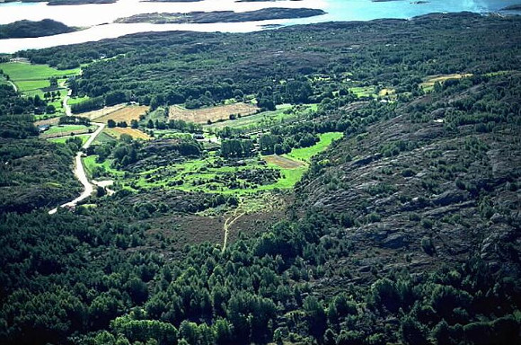 Pilane gravfält, med Säby ö i bakgrundenr