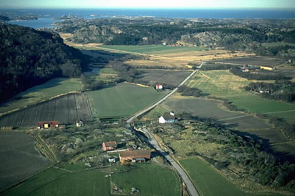 Bottna, med kyrkan i mitten och Skagerrak i bakgrunden (Bottnas enda kust är en kort sträcka längst in i Bottnefjorden, området utanför hör till Svenneby socken)