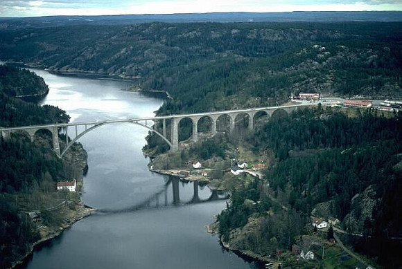 Gamla Svinesundsbron, med det gamla färjeläget nedanför (Båhuslän till höger, Östfold till vänster - Norge på bägge sidor)