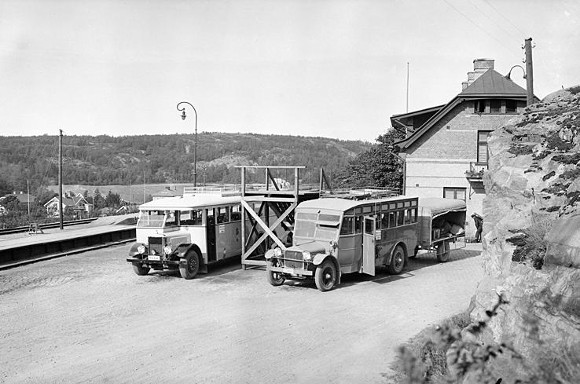SJ-bussar på Dingle station (Tose socken hade upphört när järnbanan byggdes, men Dingle hörde dit)